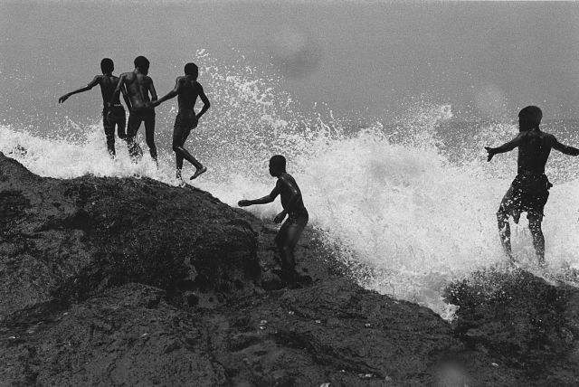 BLACKS AND WHITES TAKE TO THE WATER AT A 12TH STREET BEACH ON LAKE MICHIGAN ON CHICAGO'S SOUTH SIDE IN THE SUMMER OF 1973. – Rediscovering Black History